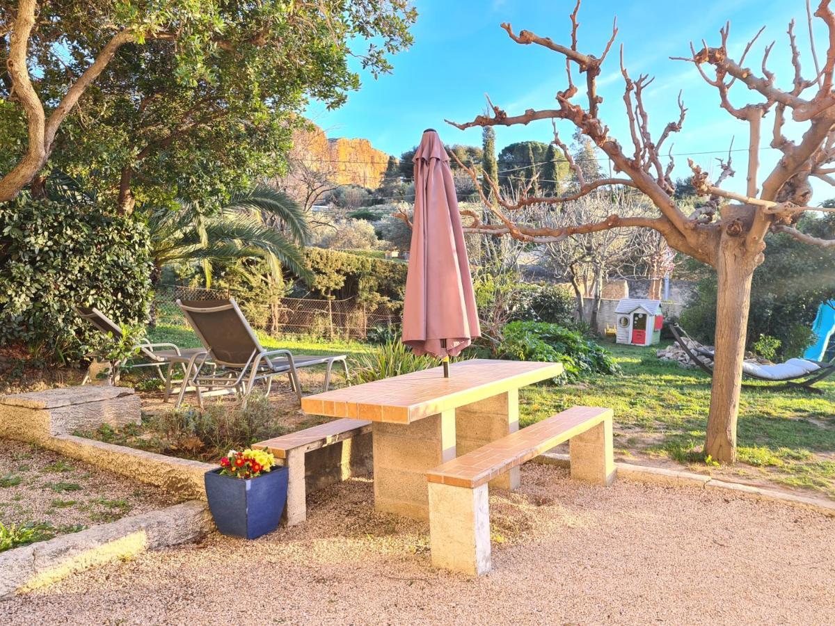 Large Private Garden, Quiet 2-Bedroom Apartment, Air Conditioning, Wifi, Parking 卡西斯 外观 照片