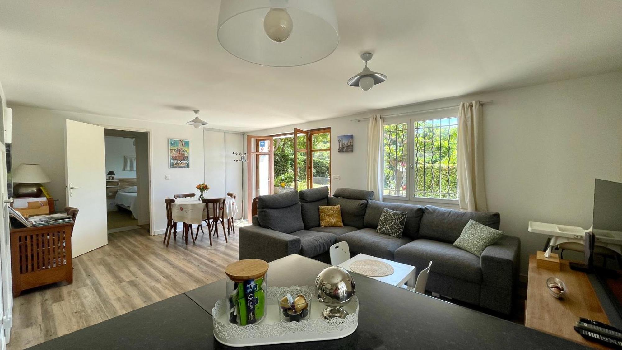 Large Private Garden, Quiet 2-Bedroom Apartment, Air Conditioning, Wifi, Parking 卡西斯 外观 照片