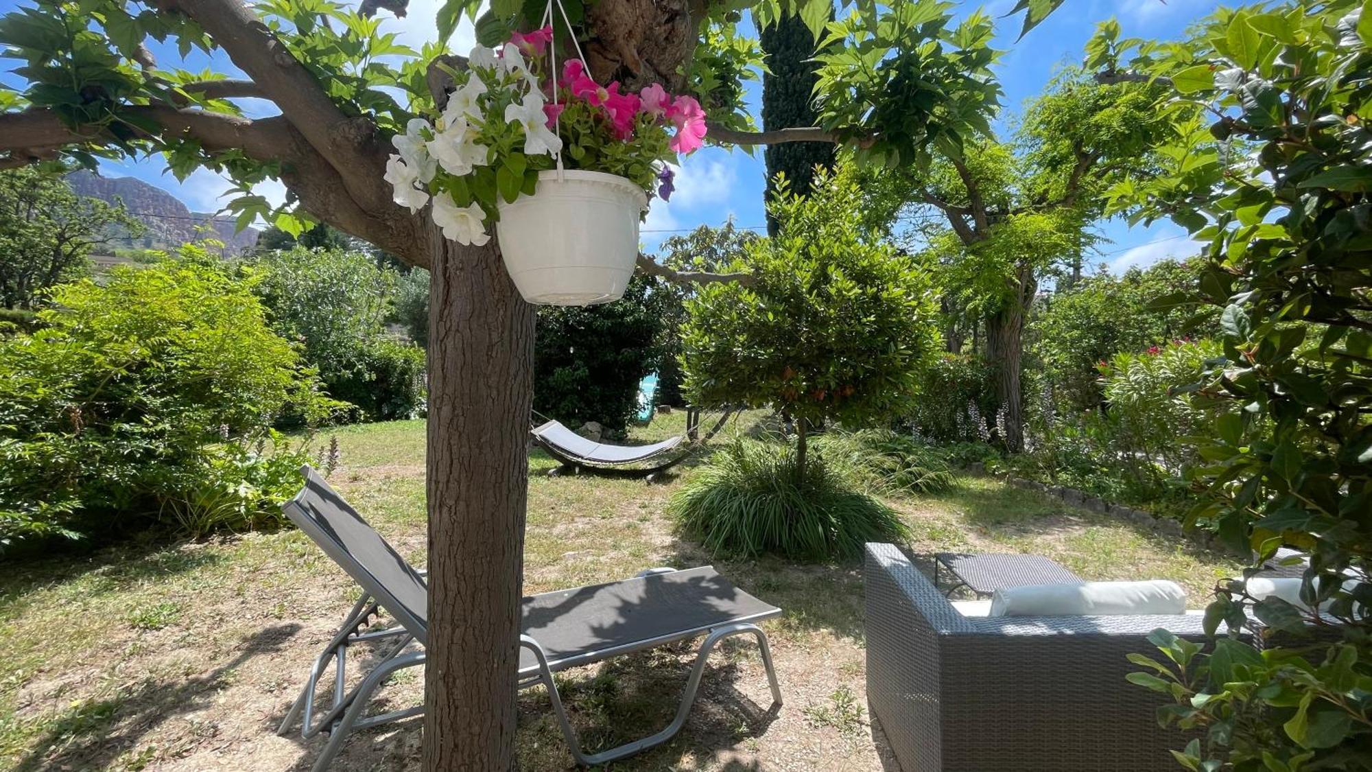 Large Private Garden, Quiet 2-Bedroom Apartment, Air Conditioning, Wifi, Parking 卡西斯 外观 照片