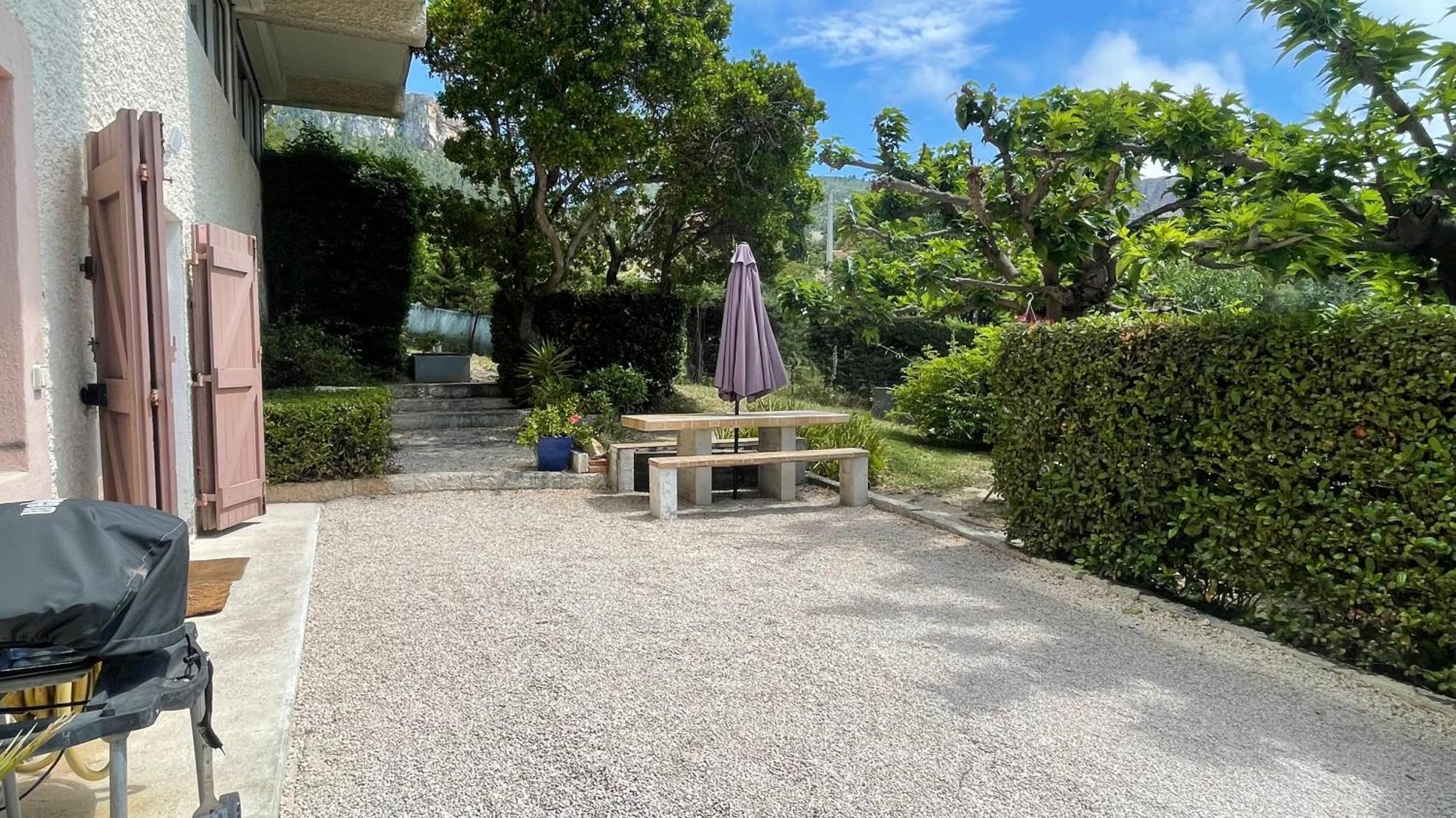 Large Private Garden, Quiet 2-Bedroom Apartment, Air Conditioning, Wifi, Parking 卡西斯 外观 照片