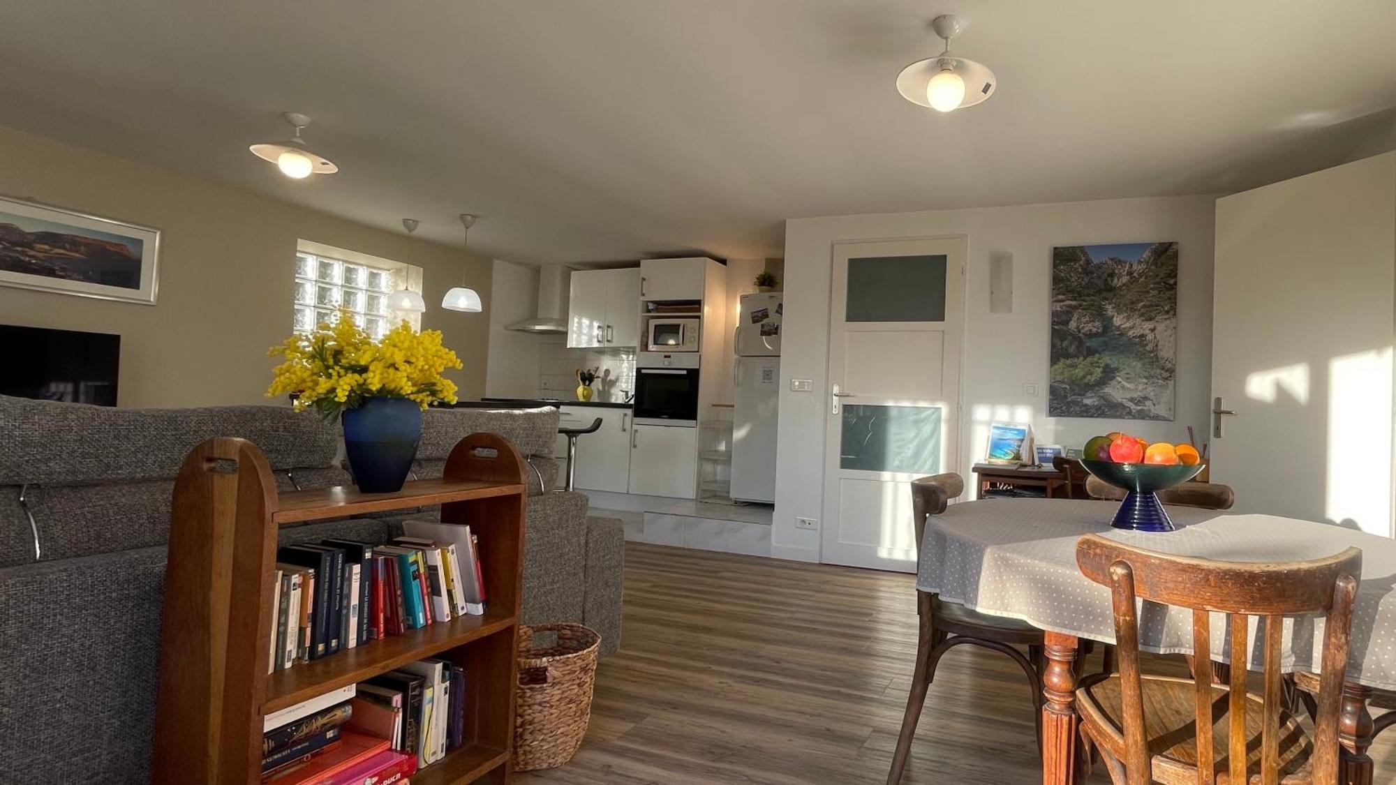 Large Private Garden, Quiet 2-Bedroom Apartment, Air Conditioning, Wifi, Parking 卡西斯 外观 照片