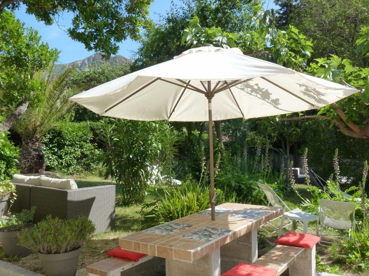 Large Private Garden, Quiet 2-Bedroom Apartment, Air Conditioning, Wifi, Parking 卡西斯 外观 照片
