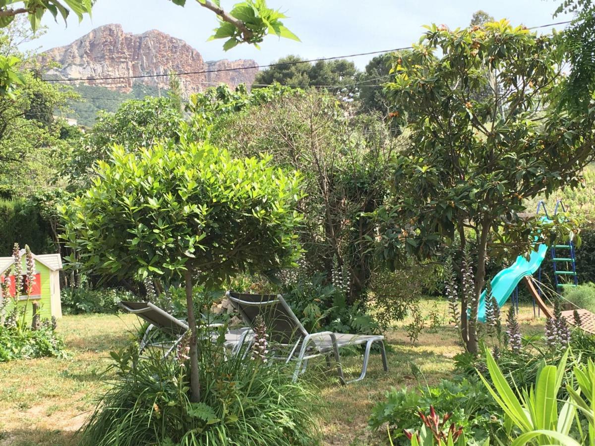 Large Private Garden, Quiet 2-Bedroom Apartment, Air Conditioning, Wifi, Parking 卡西斯 外观 照片